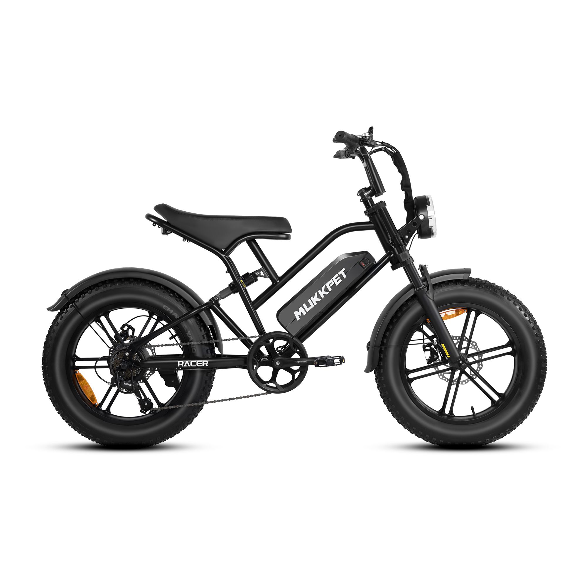 Bicicletta elettrica nera, vista laterale, marchio MUKKPET, modello RACER, pneumatici larghi.
