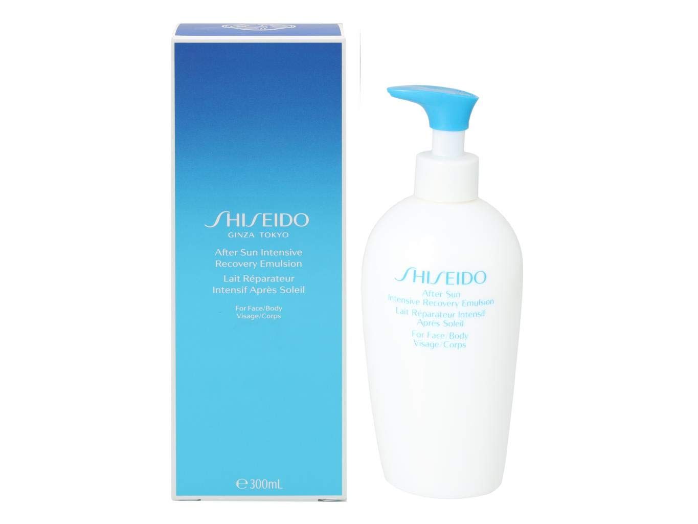 Flacone bianco con dosatore blu e confezione. Testo: SHISEIDO, After Sun Intensive Recovery Emulsion. Per Viso/Corpo. 300mL.