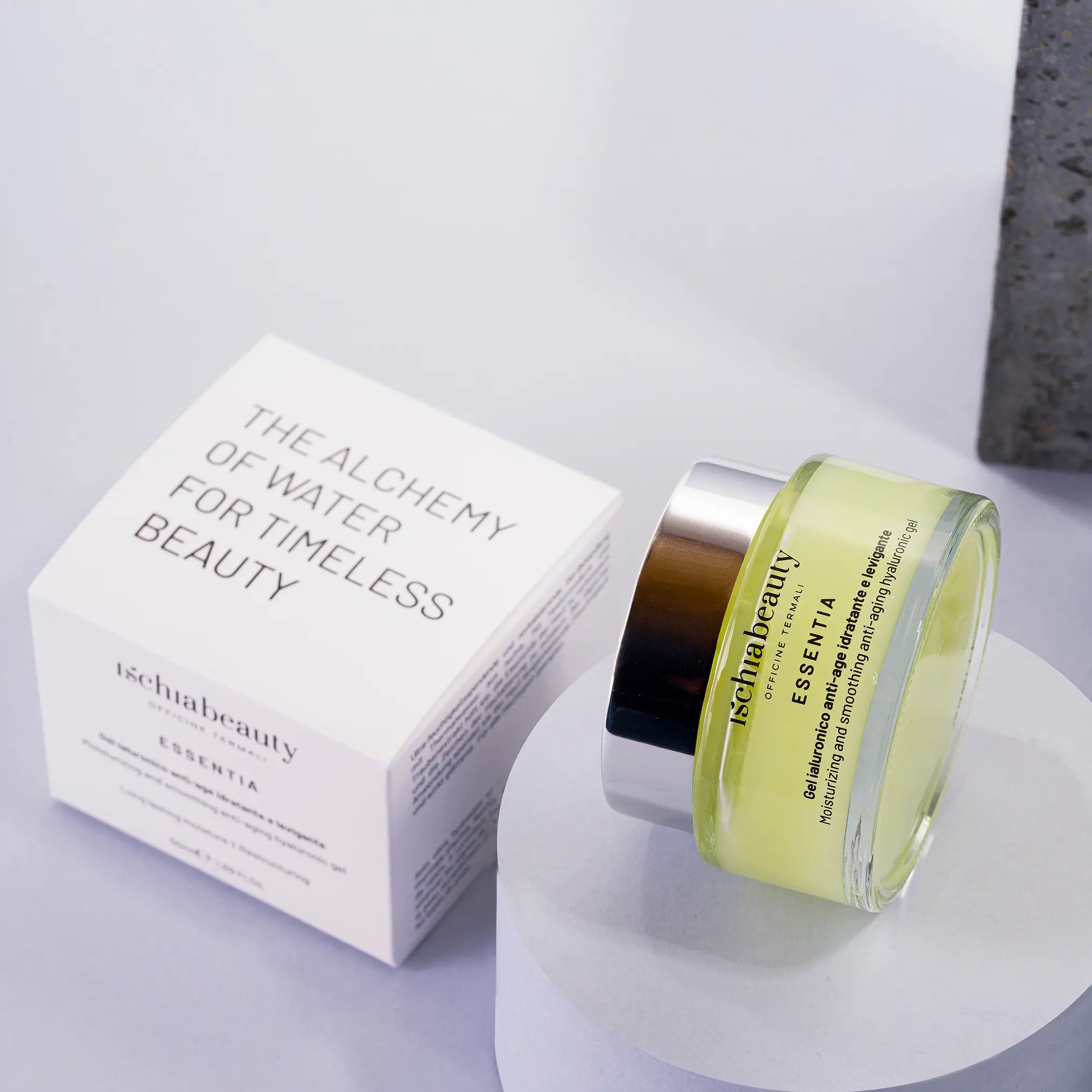 Confezione e vasetto di gel verde. Testo: ischiabeauty ESSENTIA.