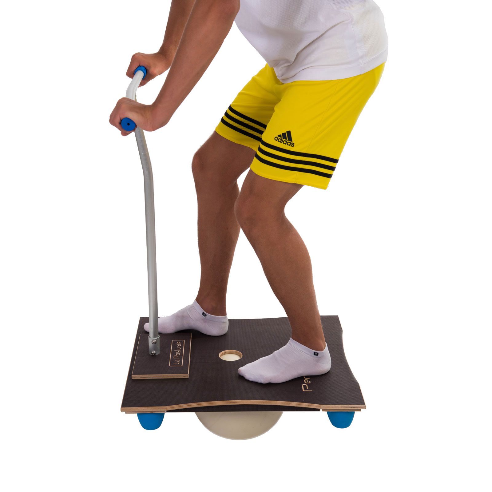 Persona su La Posturale Performancebike. Tavola in legno con maniglia, ruote blu. Scritta: Performancebike. Abbigliamento sportivo.