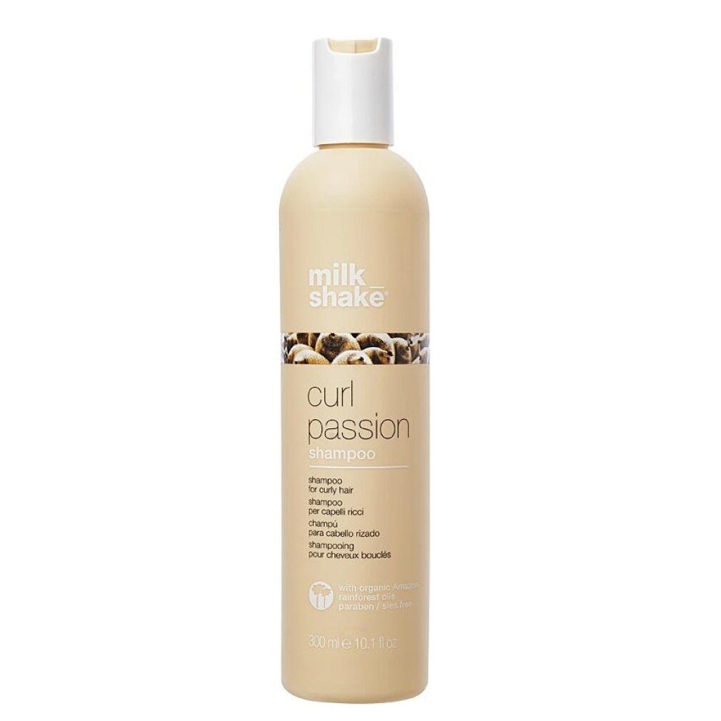 Flacone di shampoo beige con tappo bianco. Scritta: milk_shake, curl passion, shampoo per capelli ricci. Con logo.