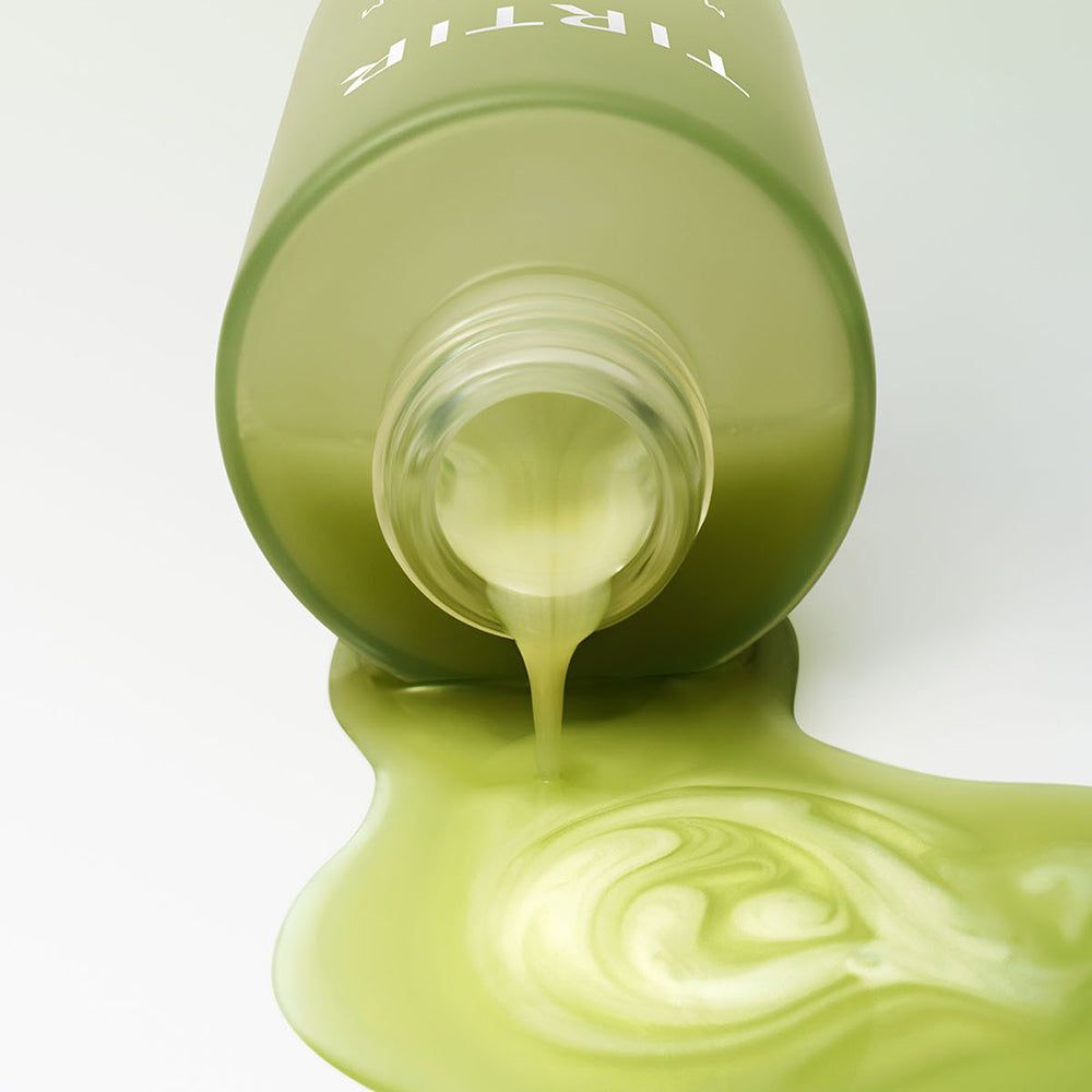 TIRTIR Matcha Dual Serum, siero che cola da una bottiglia capovolta.