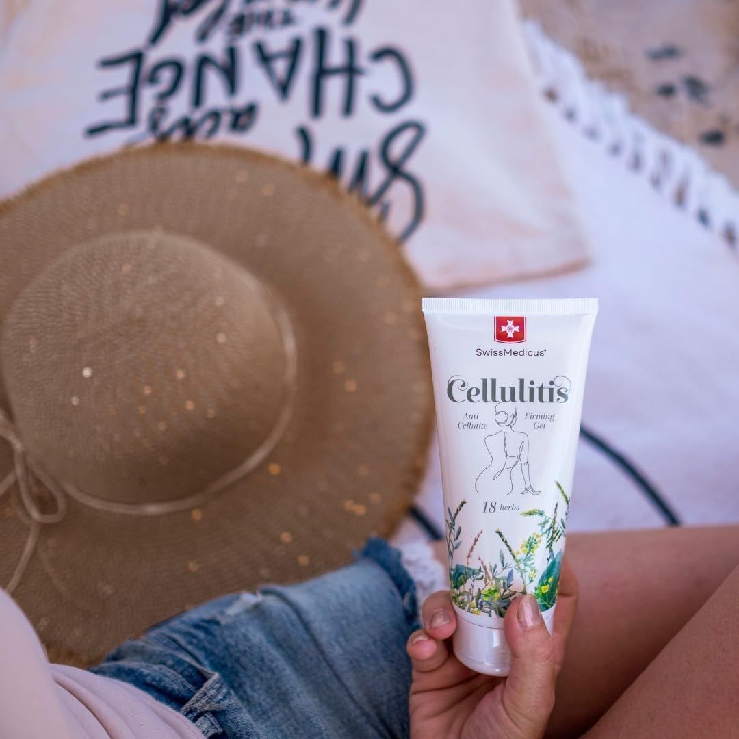 Tubo di crema SwissMedicus Cellulitis. Donna tiene il tubo. Cappello da sole e spiaggia sullo sfondo.