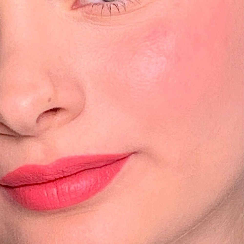 Primo piano di viso con labbra e guance rosa. Tono della pelle. Parte superiore del viso visibile.