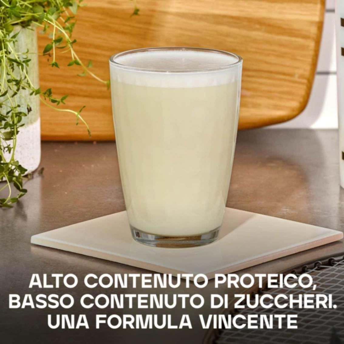 Bicchiere con liquido. Testo: ALTO CONTENUTO PROTEICO, BASSO CONTENUTO DI ZUCCHERI, UNA FORMULA VINCENTE.