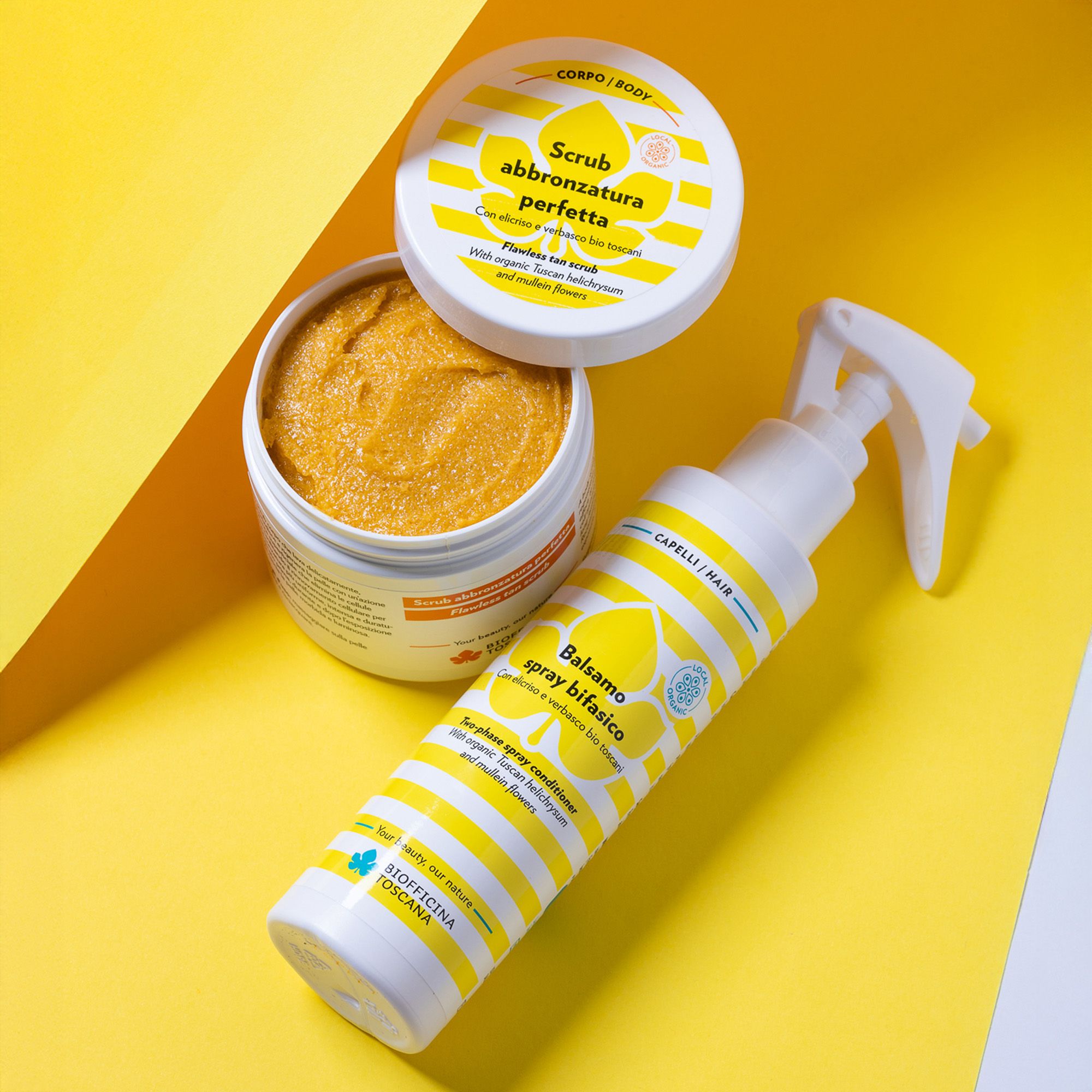 Due prodotti su sfondo giallo. Flacone spray e vasetto. Scritte: Balsamo spray bifasico e Scrub abbronzatura perfetta.