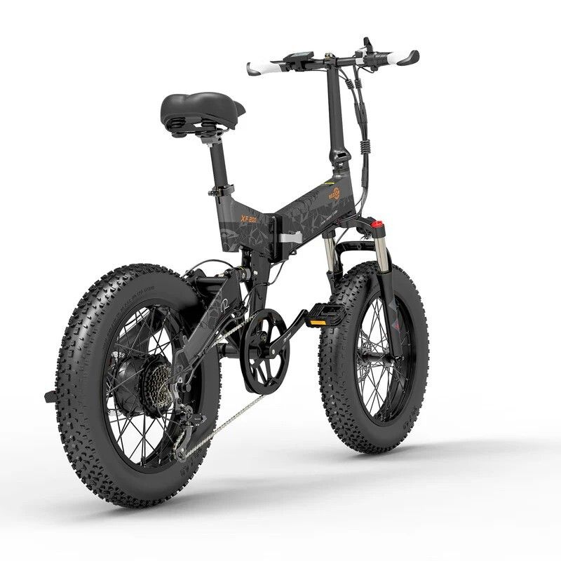 Bicicletta elettrica pieghevole. Telaio nero, pneumatici larghi, sella. Dettagli: catena, freni a disco, pedali. Vista posteriore.