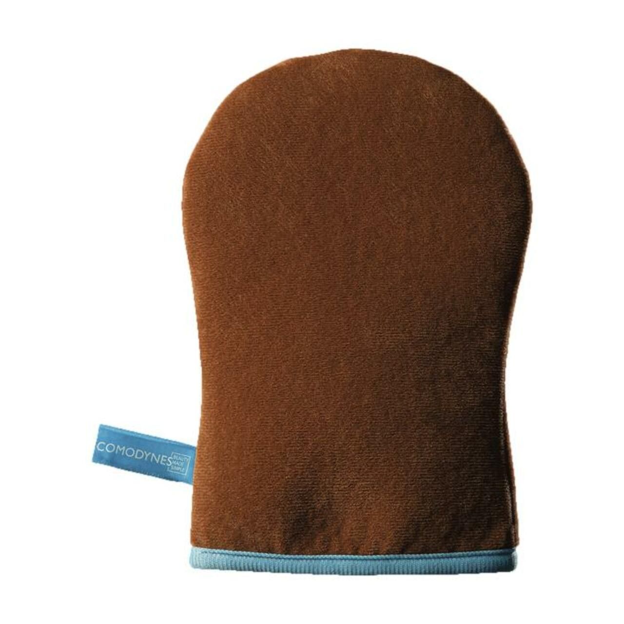 Guanto applicatore abbronzante marrone. Etichetta blu con logo. Orlo azzurro chiaro. Su sfondo bianco.