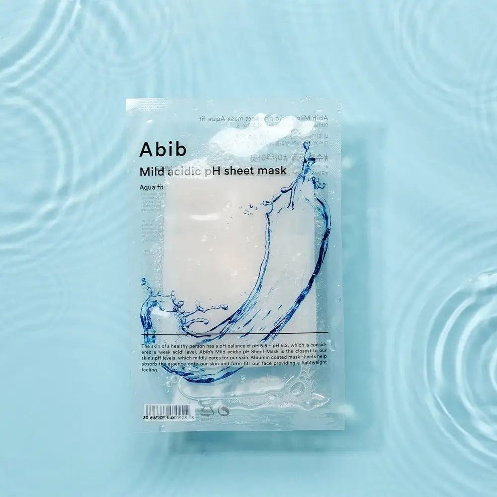 Confezione della maschera viso ABIB Milde Säure pH Aqua Fit. Pellicola trasparente con nome del prodotto e design ad acqua. Sfondo: acqua con onde.