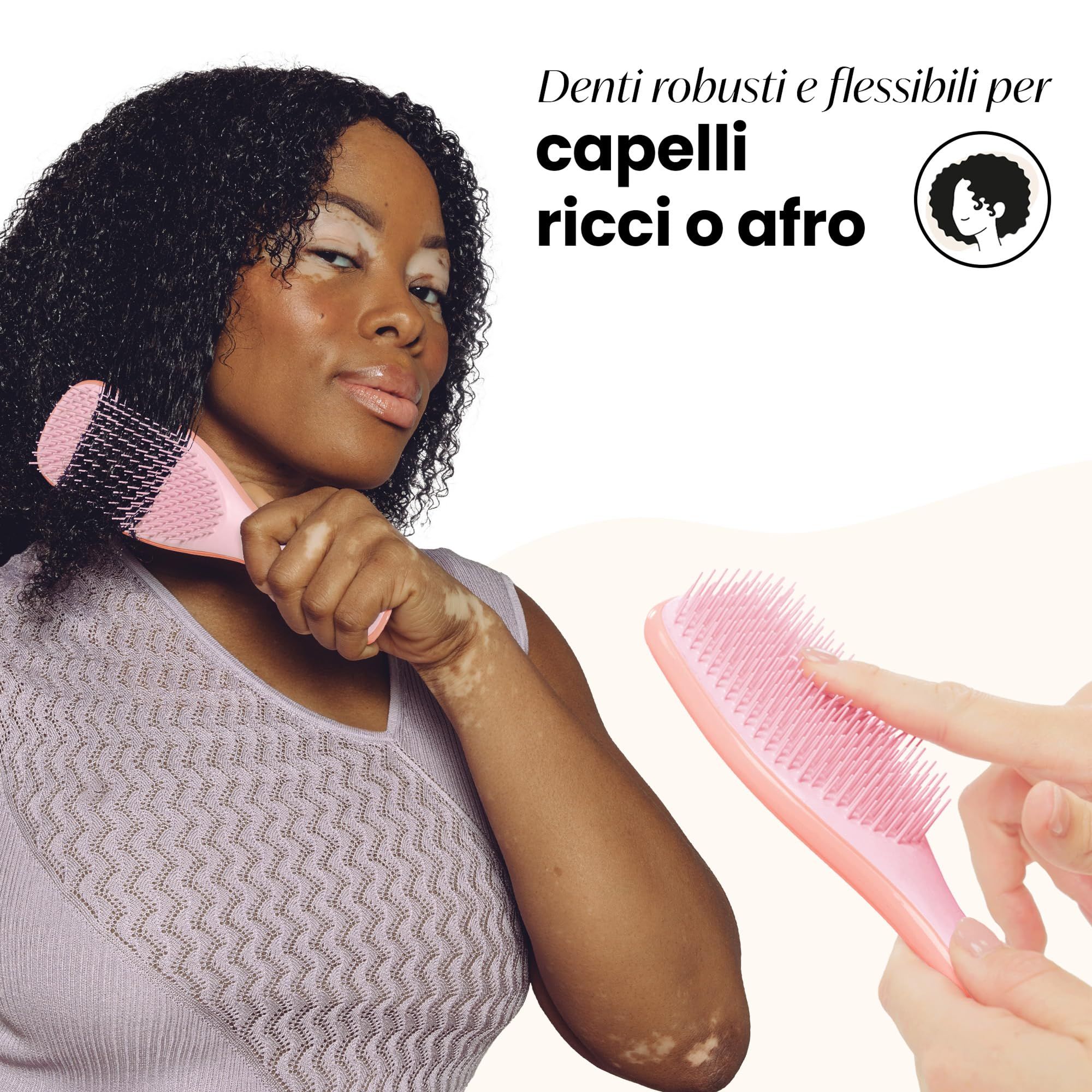 Una donna con i capelli ricci tiene una spazzola rosa. Testo: Denti robusti e flessibili per capelli ricci o afro.