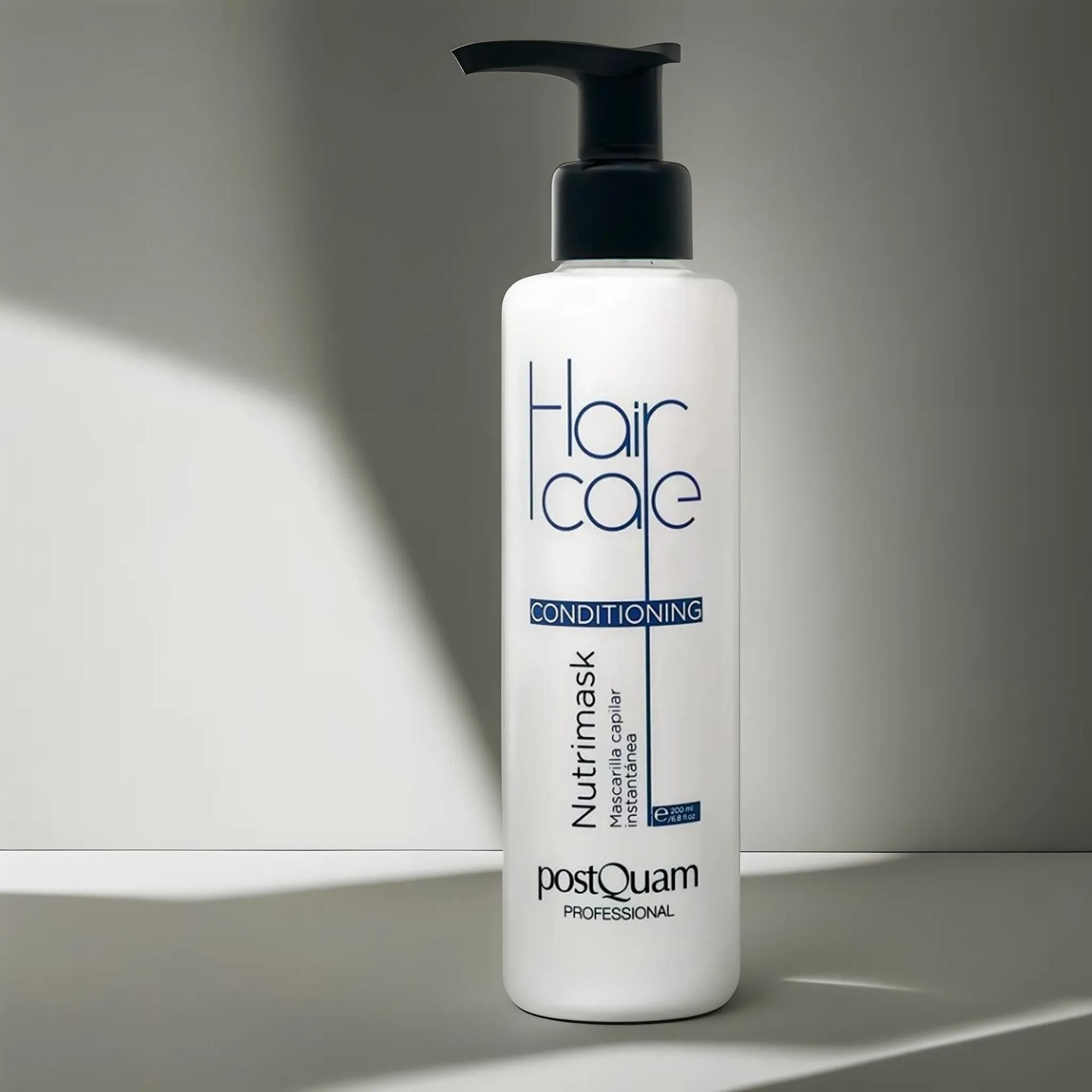 Flacone bianco con dosatore nero. Scritta 'Hair Care Conditioning' e 'Nutrimask' di Postquam.