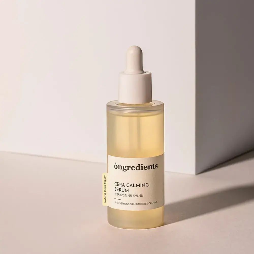 Flacone di siero con contagocce. Scritta: Ongredients Cera Calming Serum. Liquido trasparente, tappo bianco.