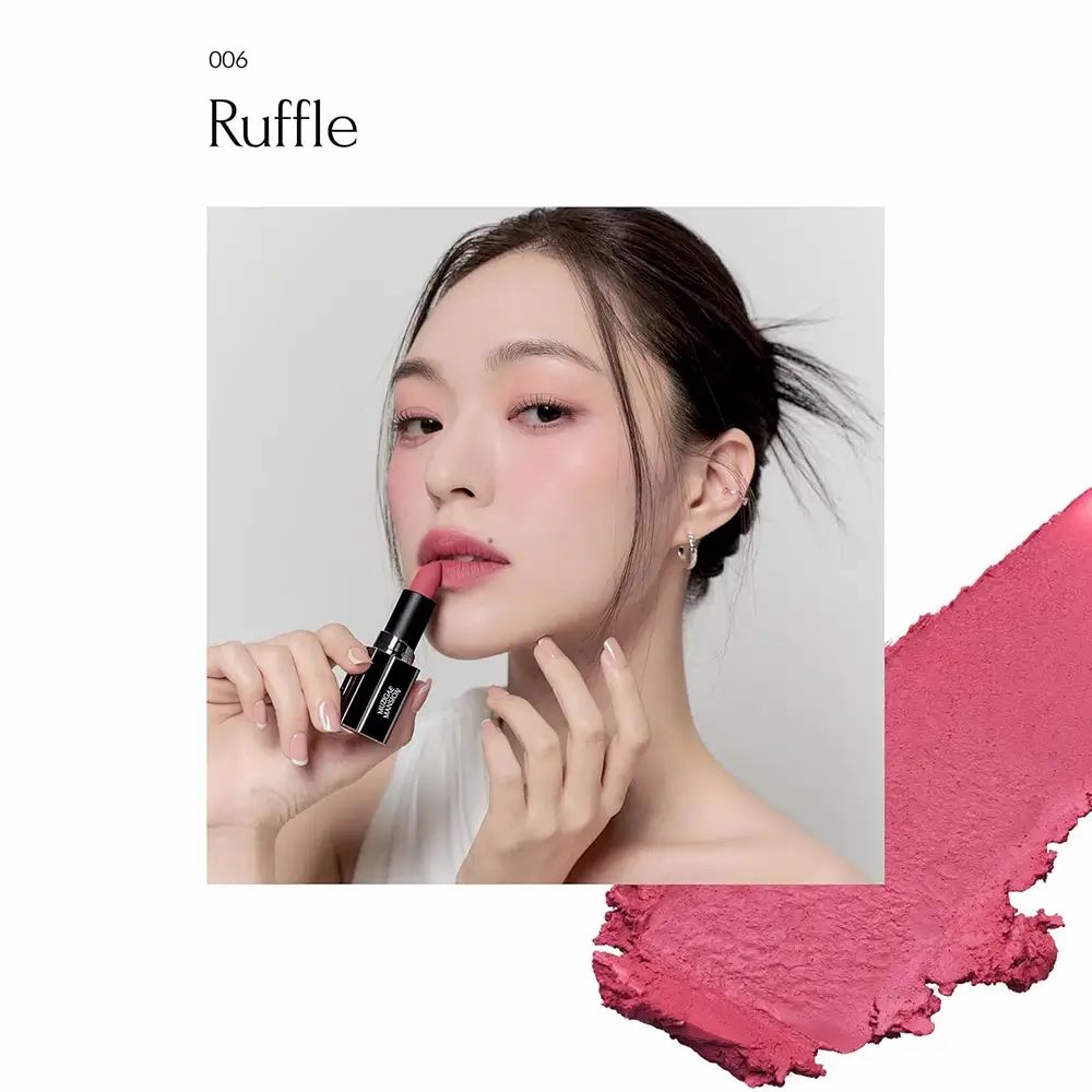 Donna tiene rossetto. Rossetto applicato sulle labbra. Accanto, un campione di colore. Sul rossetto c'è scritto 006 Ruffle.