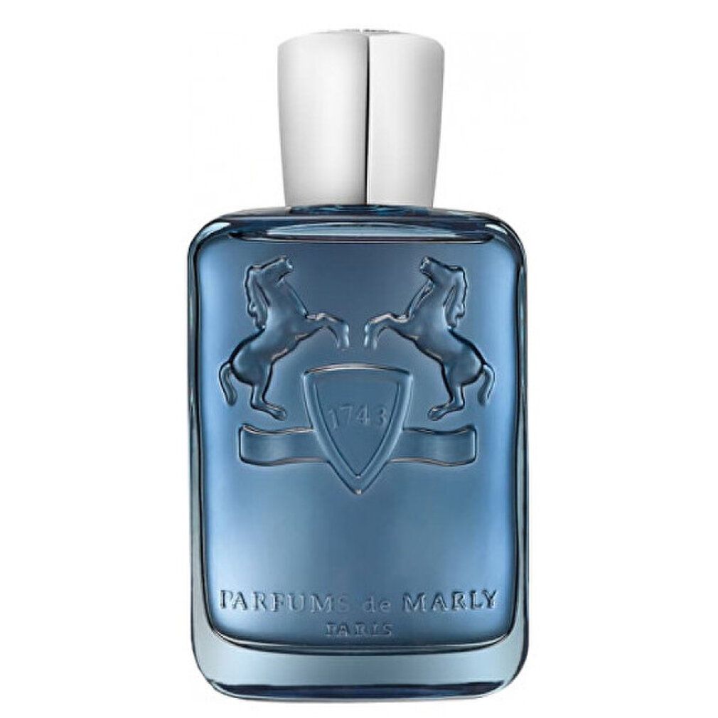 Flacone di profumo blu con tappo argentato. Logo con cavalli e scritta 'Parfums de Marly'.