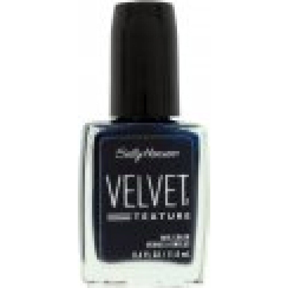 Primo piano di un flacone di smalto con tappo nero. Scritta 'Velvet Texture' e 'Sally Hansen'. Colore blu scuro.
