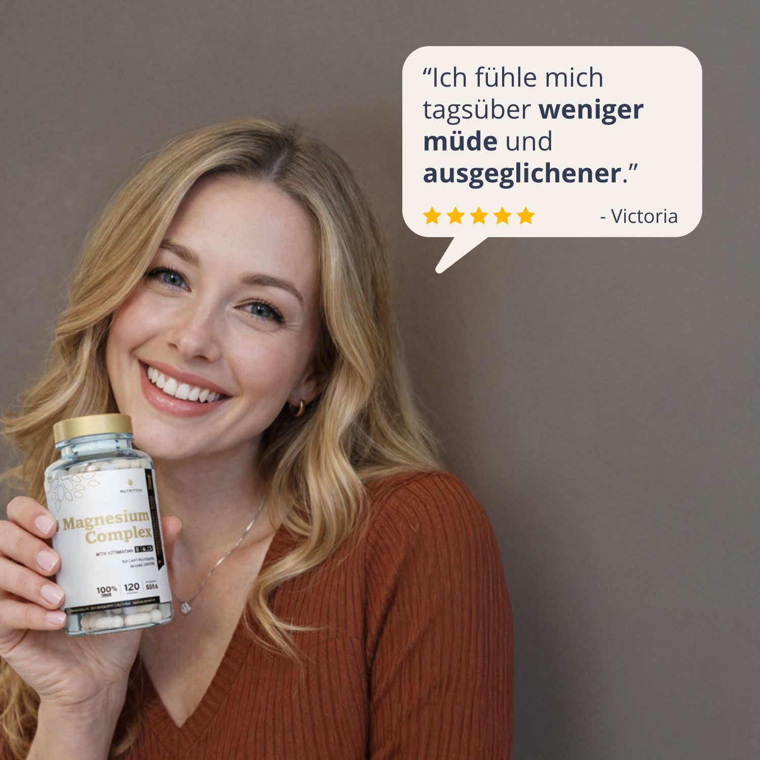 Donna con bottiglia Golden Tree Magnesium Complex, citazione: 'meno stanca ed equilibrata'.