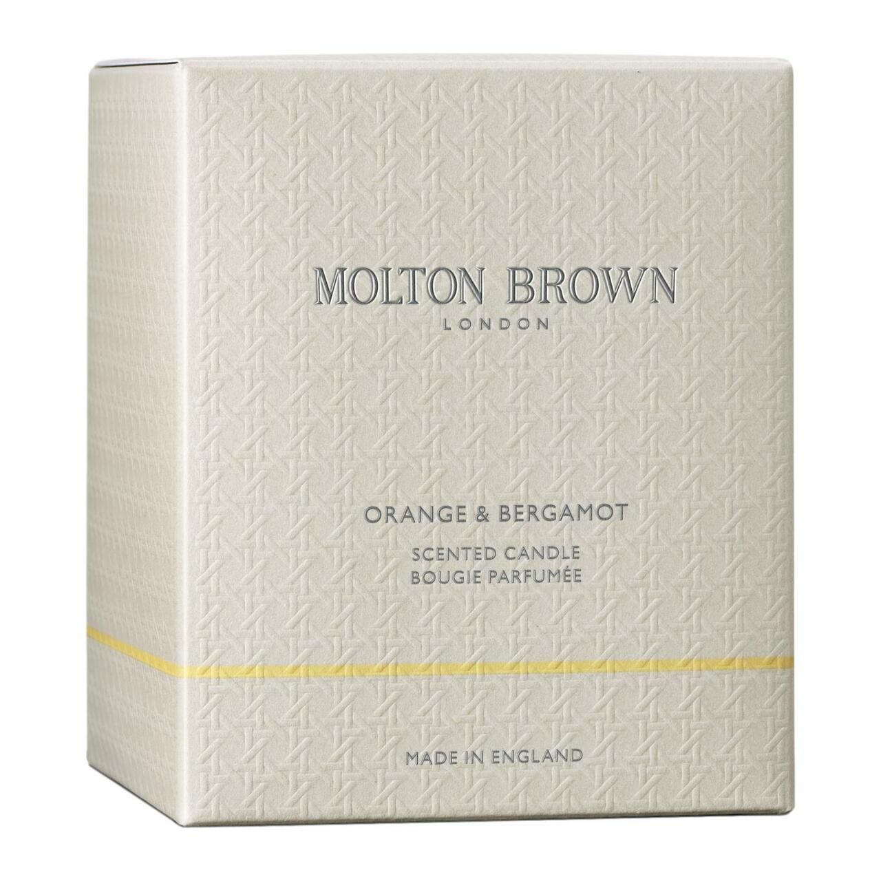 Confezione quadrata con motivo in rilievo. Scritta "Molton Brown London", "Orange & Bergamot", "Scented Candle".