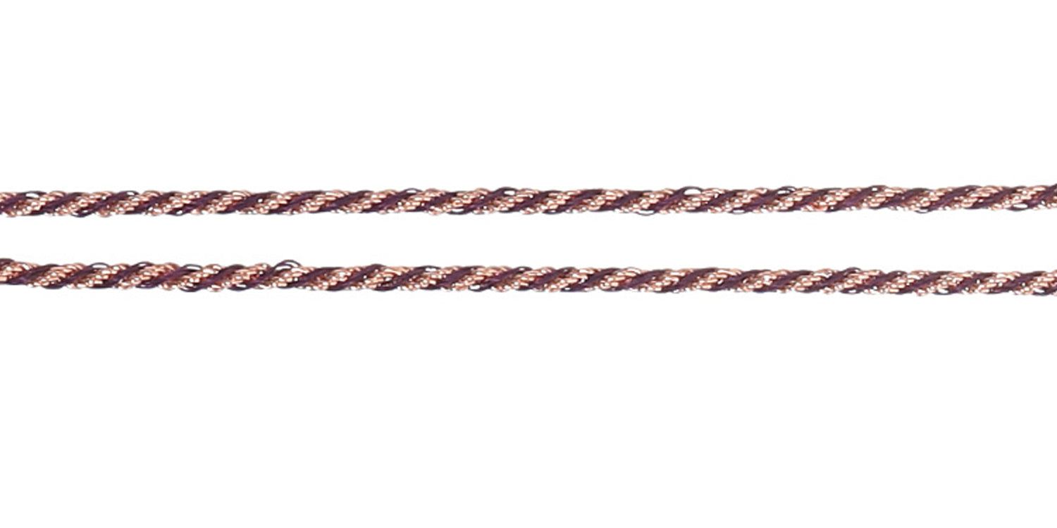 Primo piano di una catenina per occhiali. La corda è intrecciata marrone e rossa. Lo sfondo è bianco.