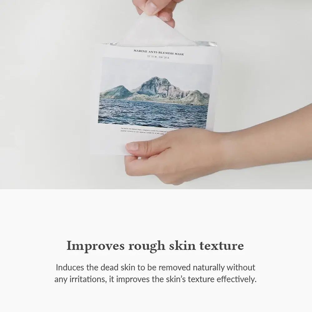 Mani che tengono una maschera viso. Maschera con motivo paesaggistico. Testo: Marine Anti-Blemish Mask. Marchio: Dr. Althea.