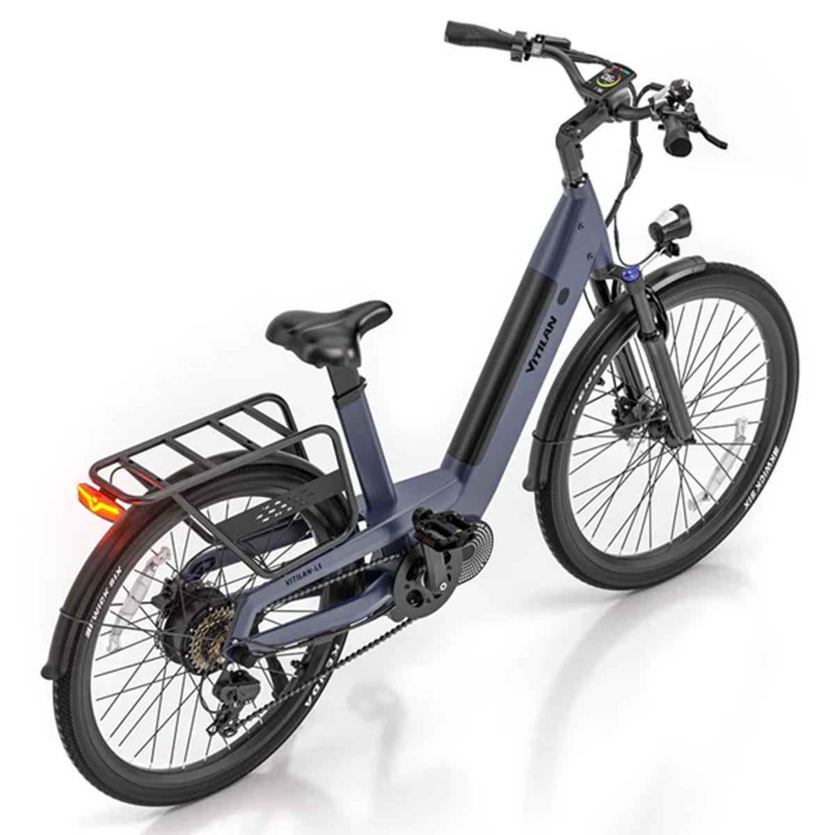 Bicicletta elettrica blu Vitilan L5 con fanale posteriore e portapacchi. Marchio e pneumatici Kenda visibili.