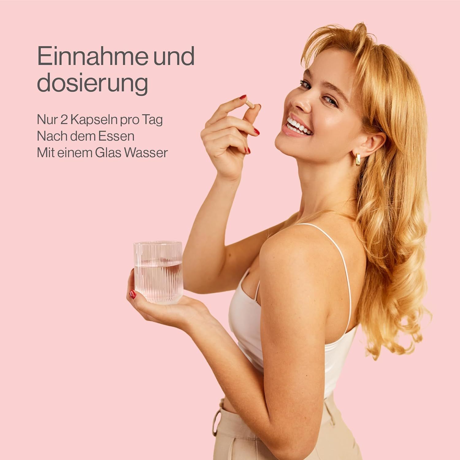 Donna che tiene una capsula e un bicchiere d'acqua. Testo: Solo 2 capsule al giorno. Dopo i pasti. Con un bicchiere d'acqua.