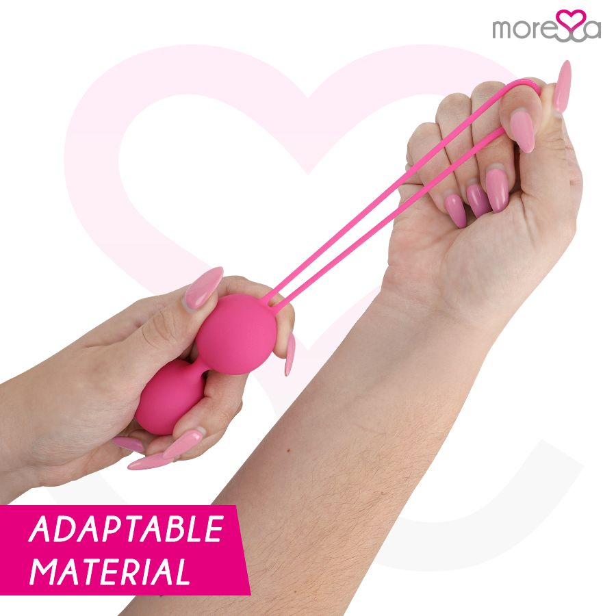 Mani che tengono due sfere rosa con anelli. Scritta: ADAPTABLE MATERIAL.