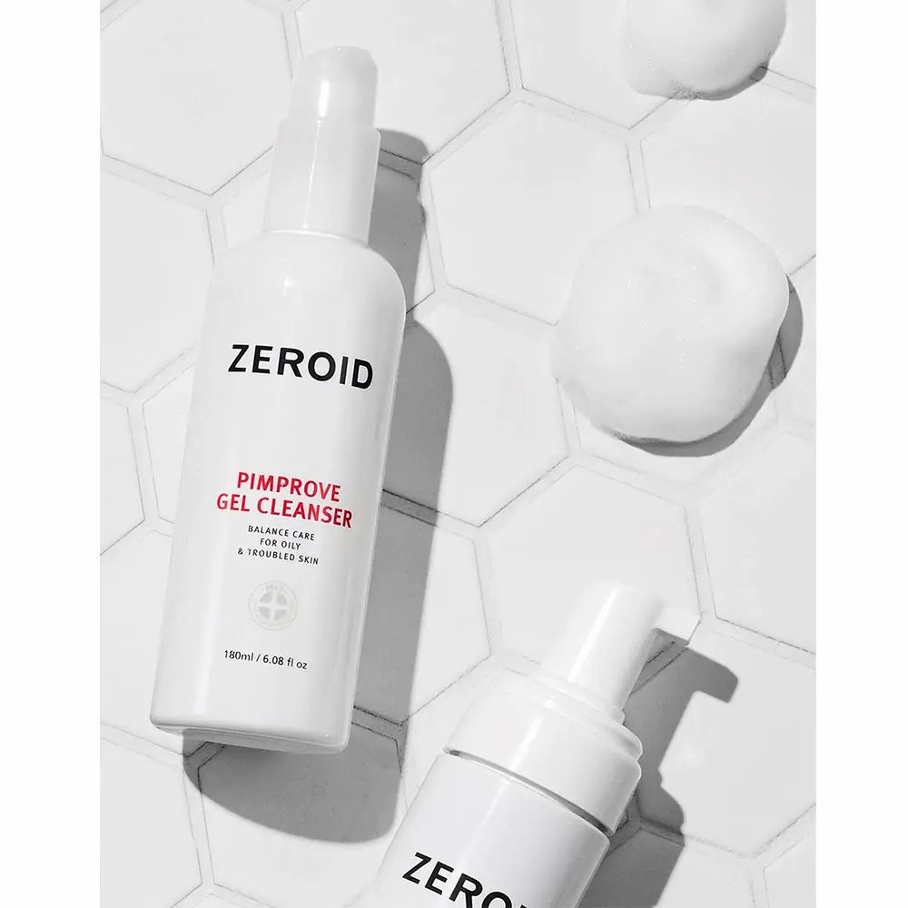 Due flaconi bianchi ZEROID Pimprove Gel Cleanser con dosatore a pompa. Su sfondo bianco. Testo: Pimprove Gel Cleanser.
