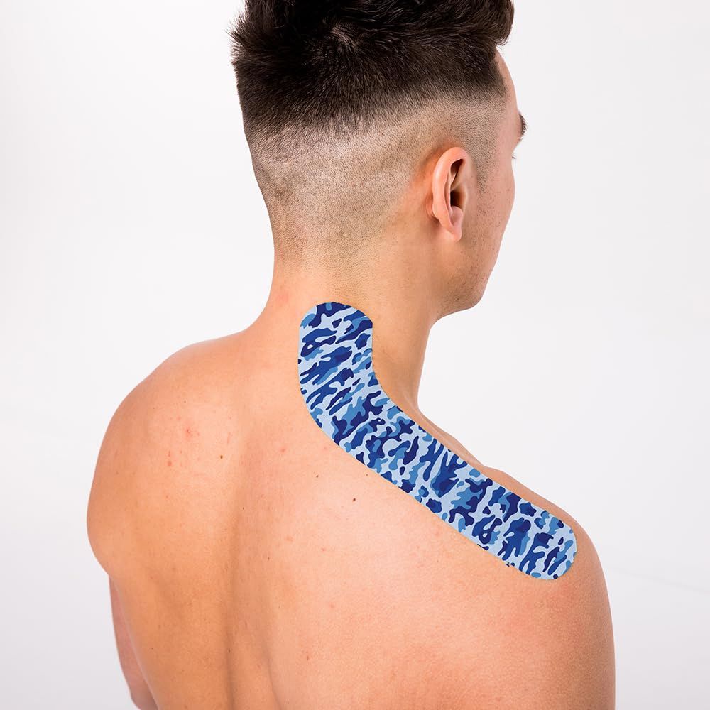 Persona con CureTape sulla parte superiore della schiena e sulla spalla. Motivo mimetico blu. Sfondo bianco.