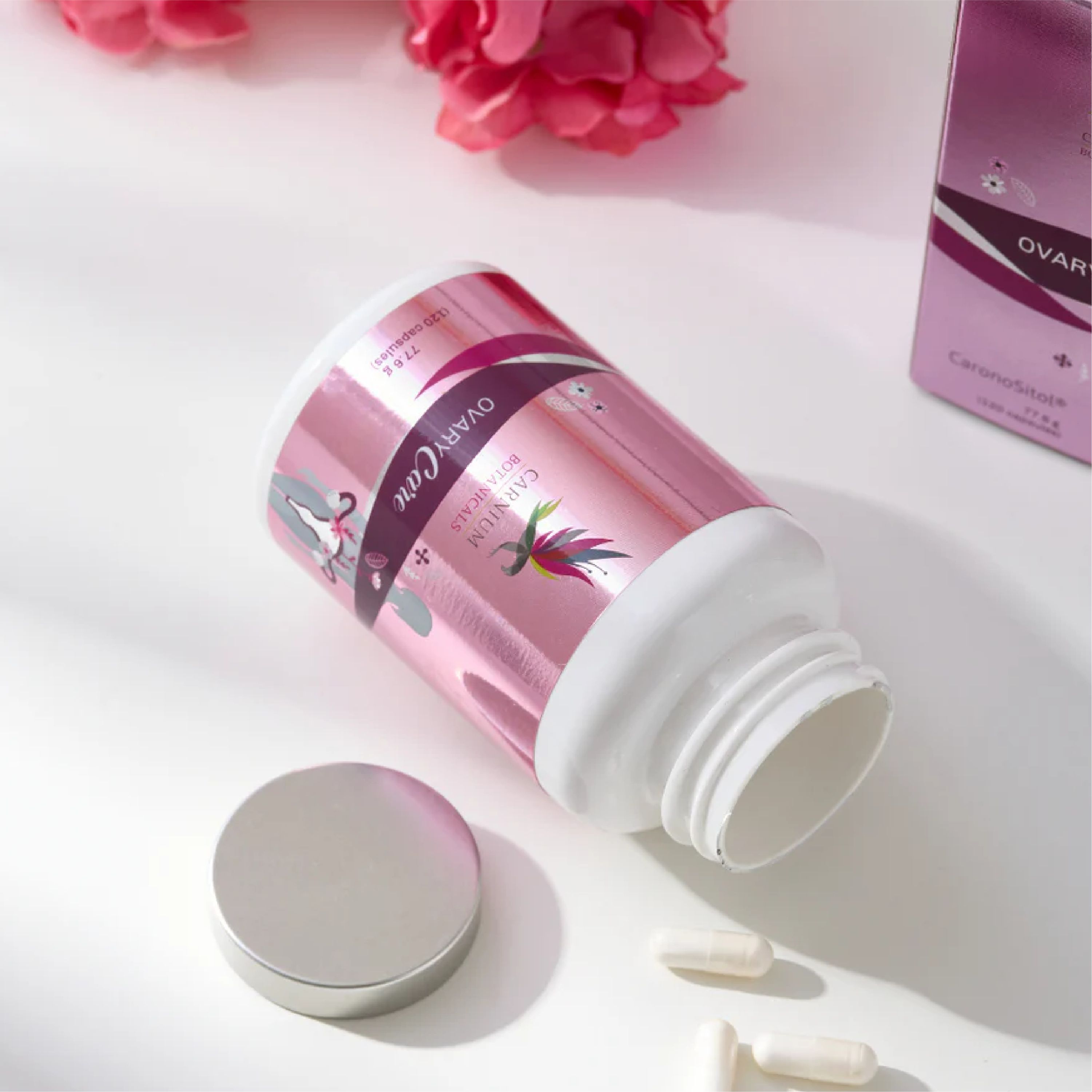 Flacone di capsule Ovary Care di Carnium Botanicals, sdraiato con capsule.
