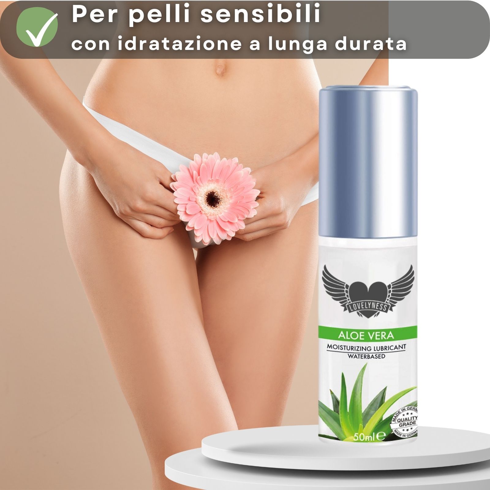 Flacone di lubrificante con testo. Aloe Vera, Moisturizing Lubricant, Waterbased. Donna con fiore. Testo: Per pelli sensibili, idratazione lunga durata.