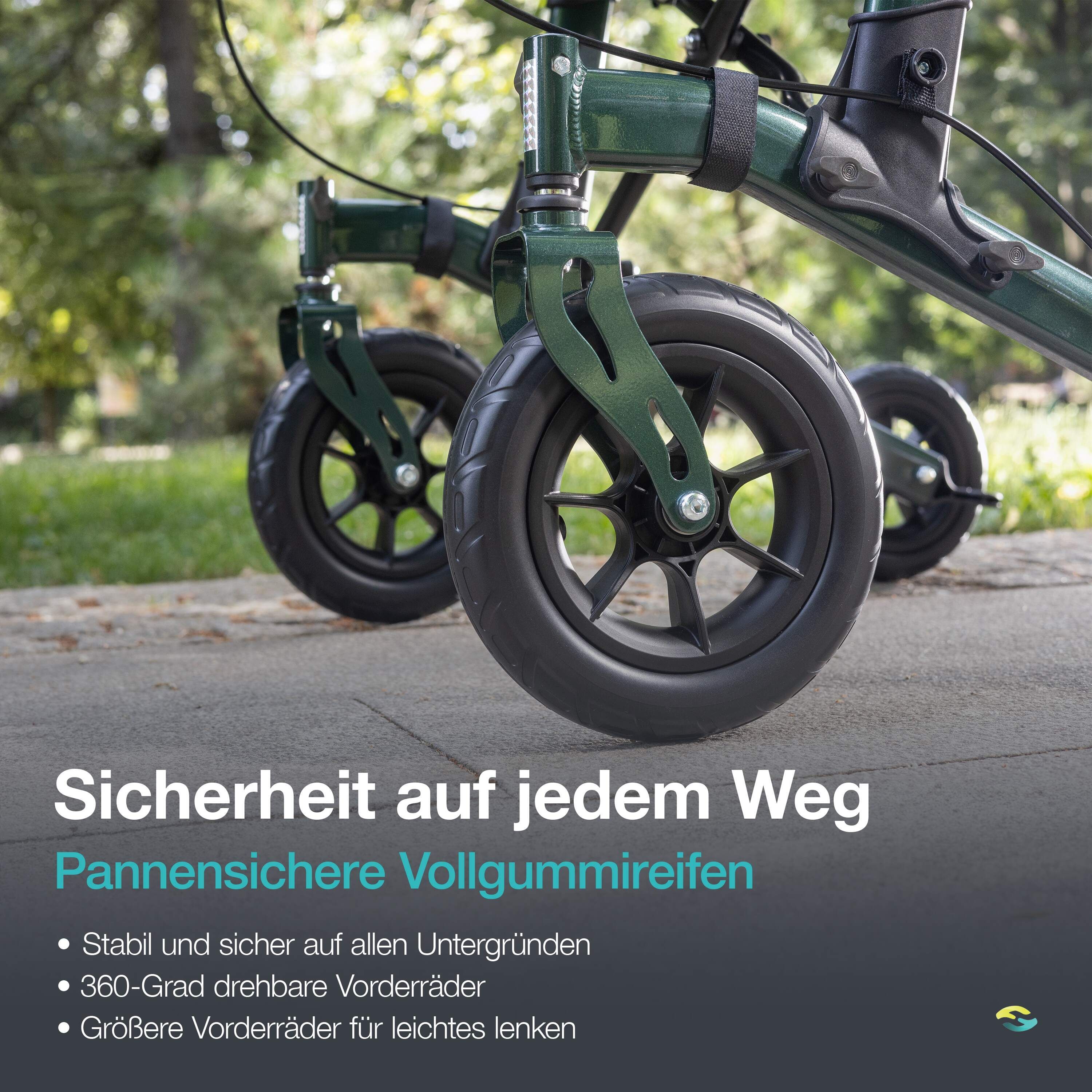Primo piano delle ruote di un rollator verde su un marciapiede. Pneumatici in gomma piena a prova di foratura.