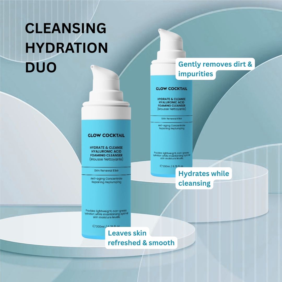 Due flaconi con erogatore bianco ed etichetta blu. Scritta: Glow Cocktail, Hydrate & Cleanse, Acido Ialuronico. Su piedistallo.
