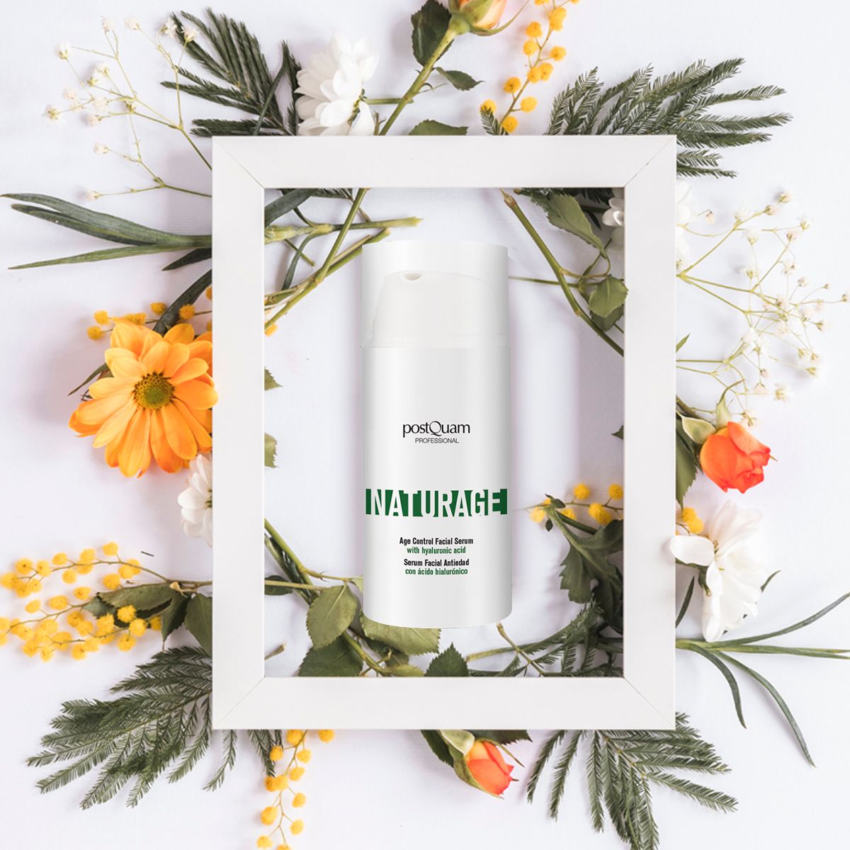 Flacone di siero in cornice bianca, circondato da fiori. Scritte: Postquam, INATURAGE, Age Control Facial Serum.