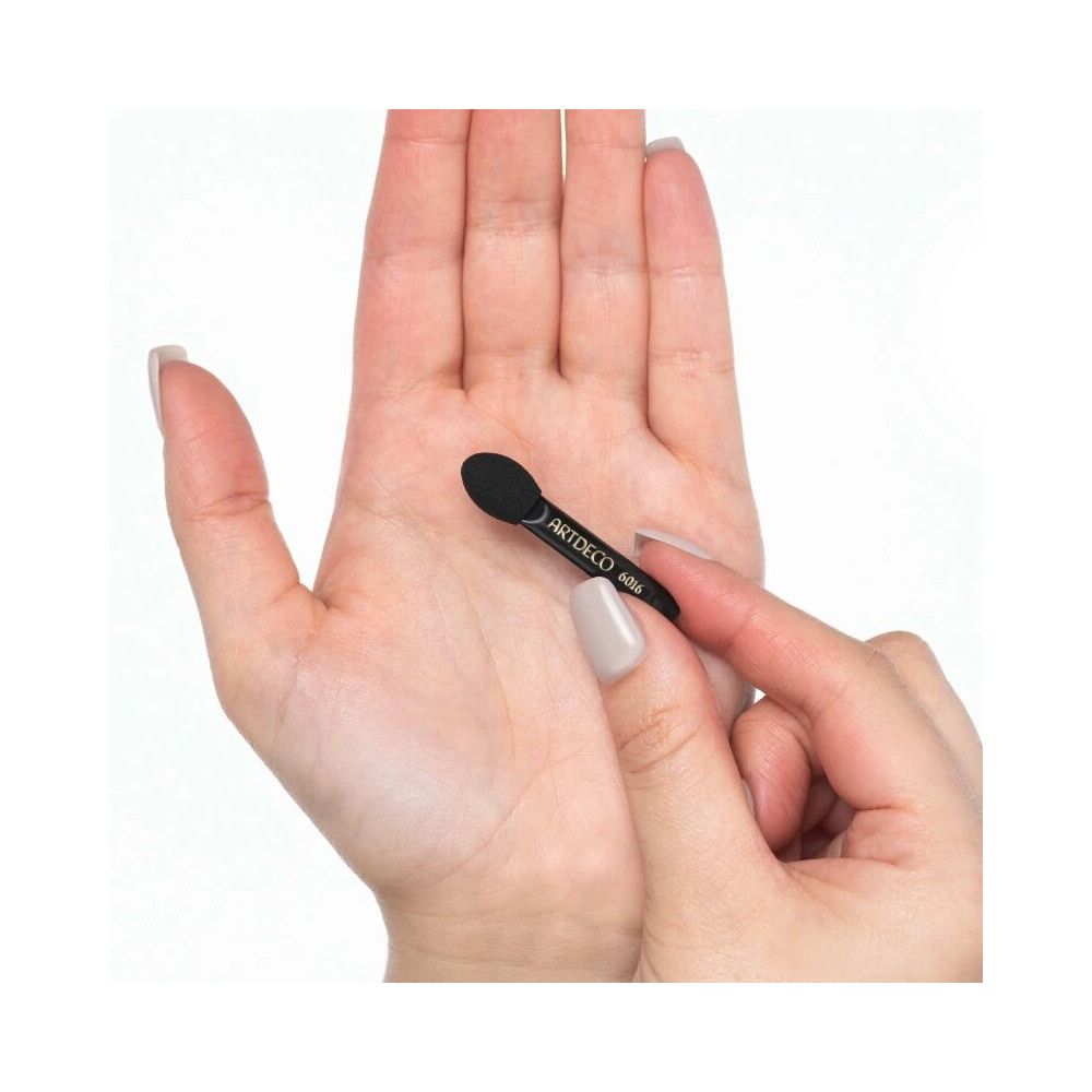 Applicatore in spugna sintetica nero, tenuto in mano. Sul manico è scritto ARTDECO 6016.