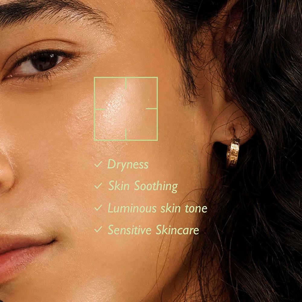 Primo piano di un viso. Evidenziato: secchezza, lenitivo cutaneo, incarnato, pelle sensibile.