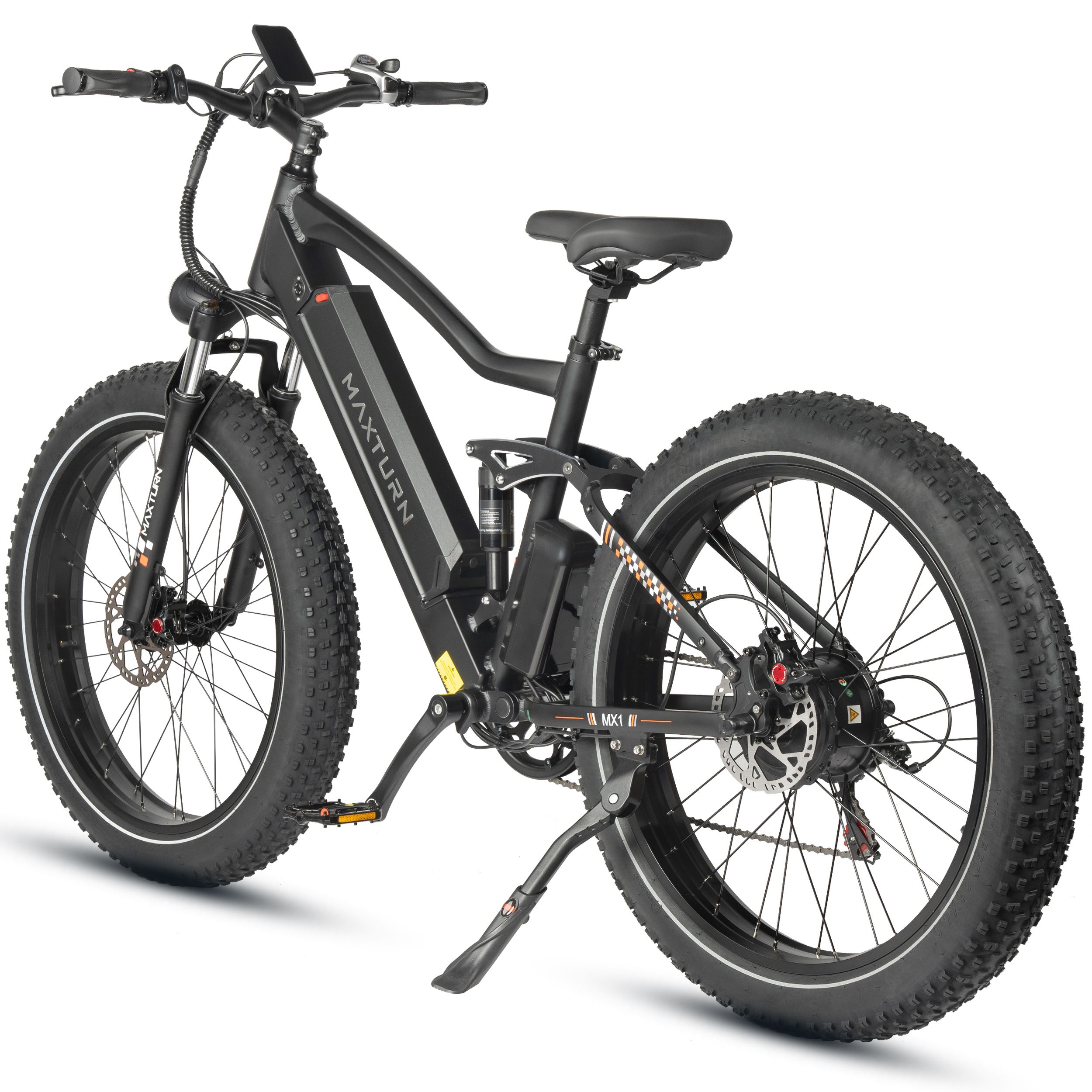Bicicletta elettrica nera con pneumatici larghi. Logo MAXTURN sul telaio. Faro e display visibili.