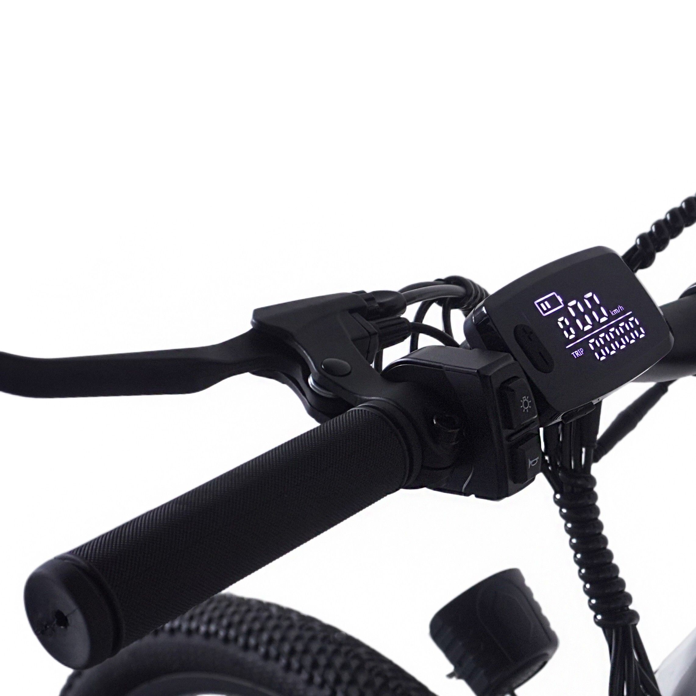 Manubrio con display. Manopole nere, leve freno e display digitale con informazioni.