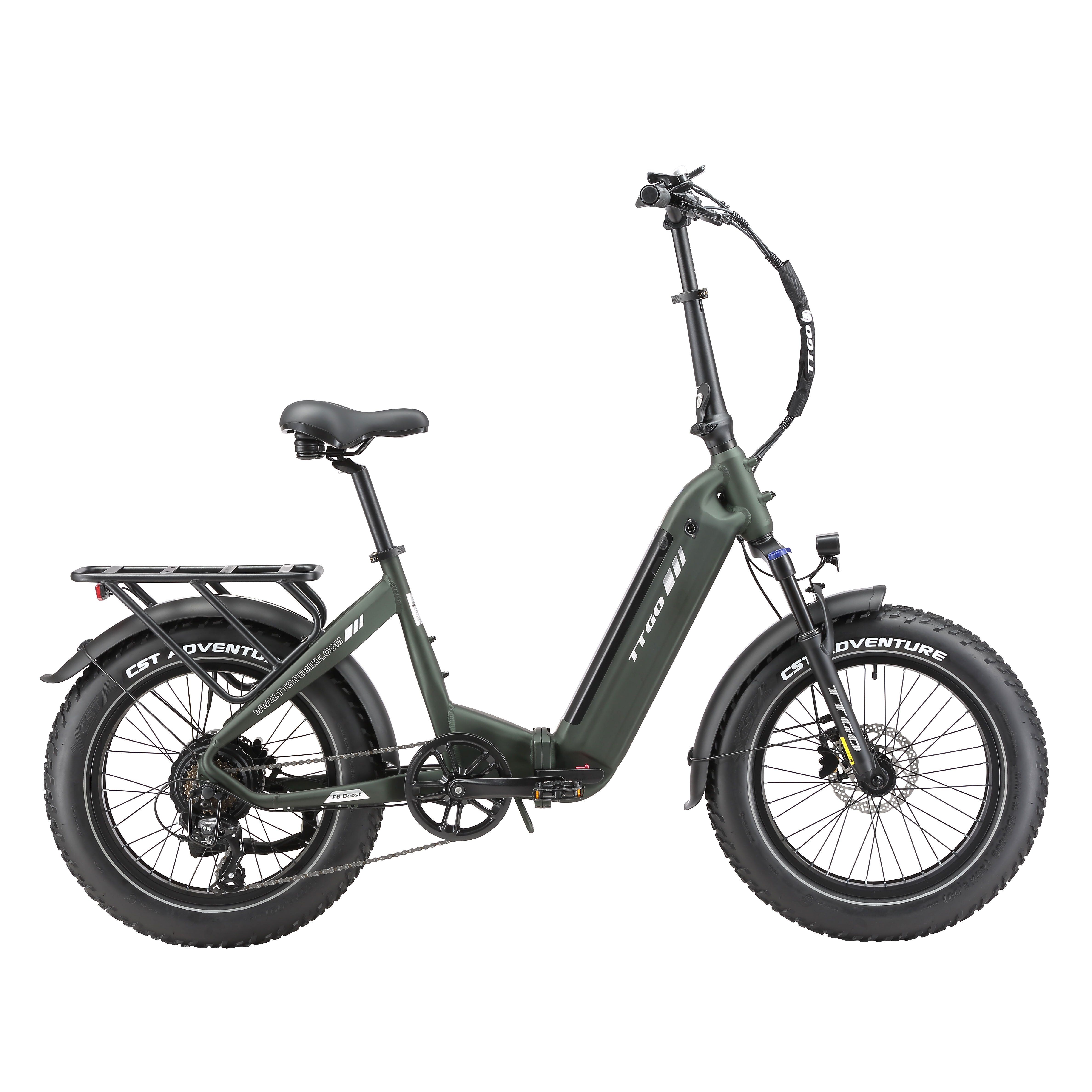 E-bike pieghevole, verde oliva. Pneumatici, sella e manubrio neri. Portapacchi posteriore. Logo TTGO sul telaio.