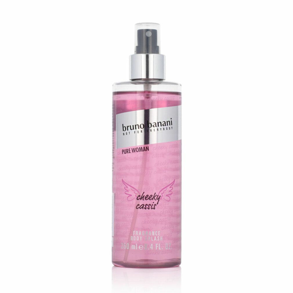 Flacone di body mist. Scritta: bruno banani, Pure Woman, Cheeky Cassis. Liquido rosa, vaporizzatore argento.
