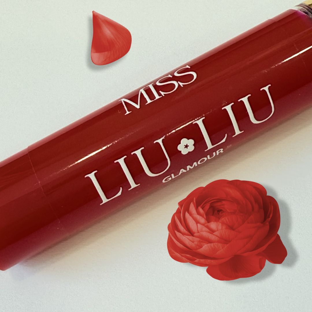 Lucidalabbra rosso con tappo dorato. Scritta: Miss Liu Liu Glamour. Accanto, un fiore rosso e un petalo.