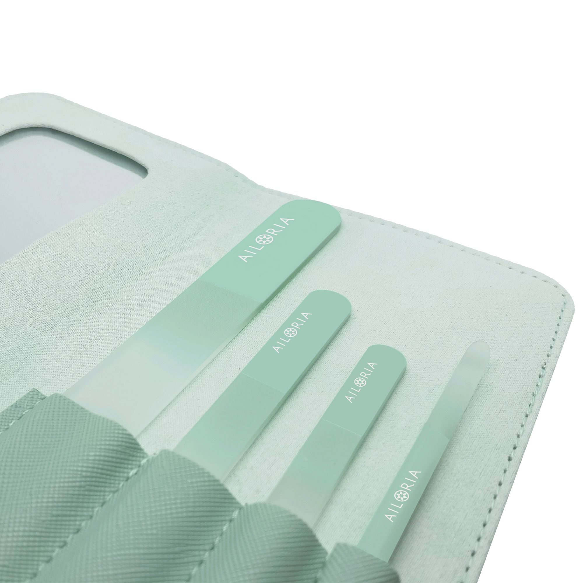 Custodia con tre lime per unghie in vetro. Le lime sono di diverse dimensioni e colori. Il nome del marchio è visibile sulle lime e sulla custodia.