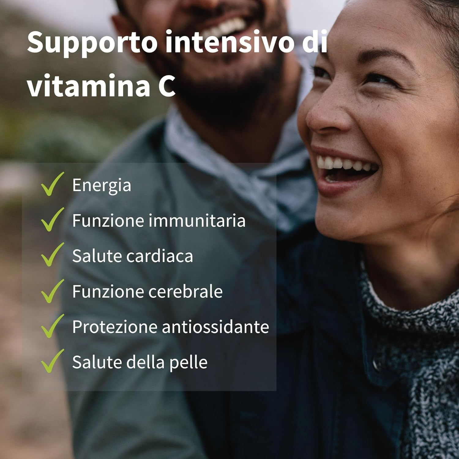 Una coppia sorridente. Testo: Supporto intensivo di vitamina C. Elenco dei vantaggi come energia, funzione immunitaria, ecc.