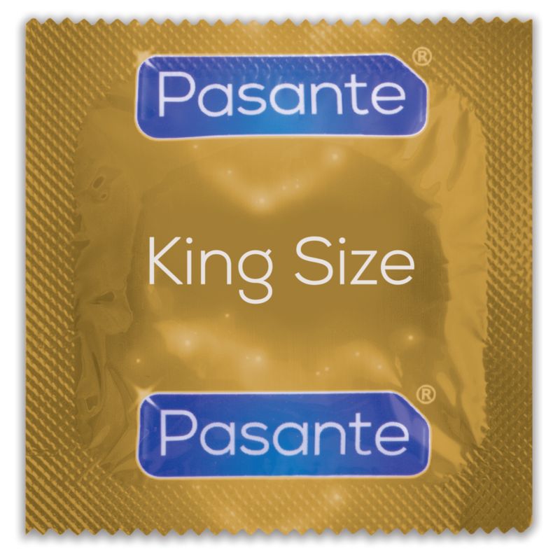 Un singolo preservativo Pasante King Size, trasparente, con dimensioni: lunghezza nominale 205mm, larghezza nominale 60mm.