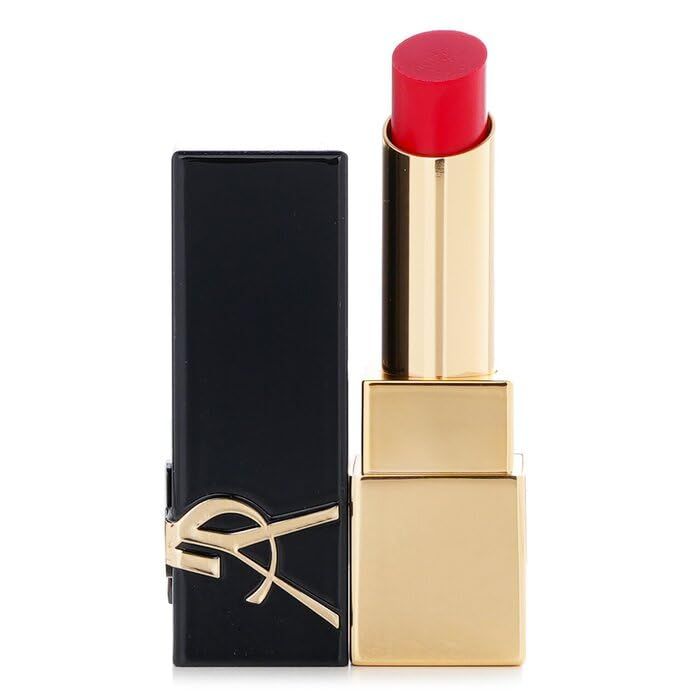 Rossetto rosso con astuccio dorato, cappuccio nero. Logo YSL visibile.