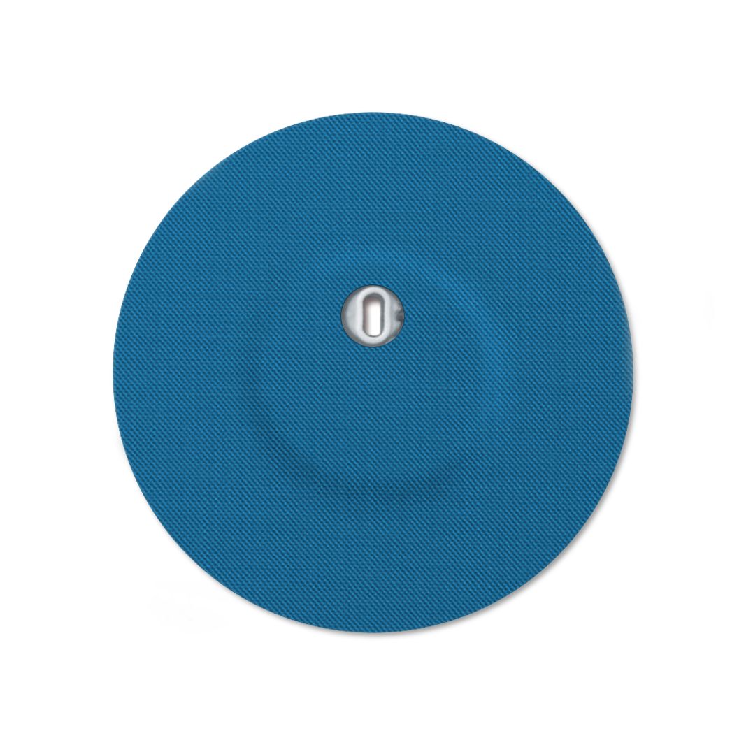 Cerotto rotondo blu con foro di ventilazione centrale. Primo piano su sfondo bianco.