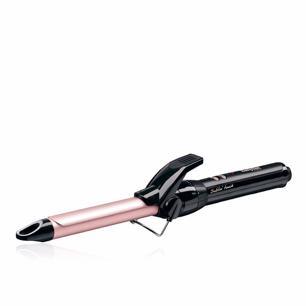 Arricciacapelli con asta rosa e manico nero. L'arricciacapelli ha un supporto.