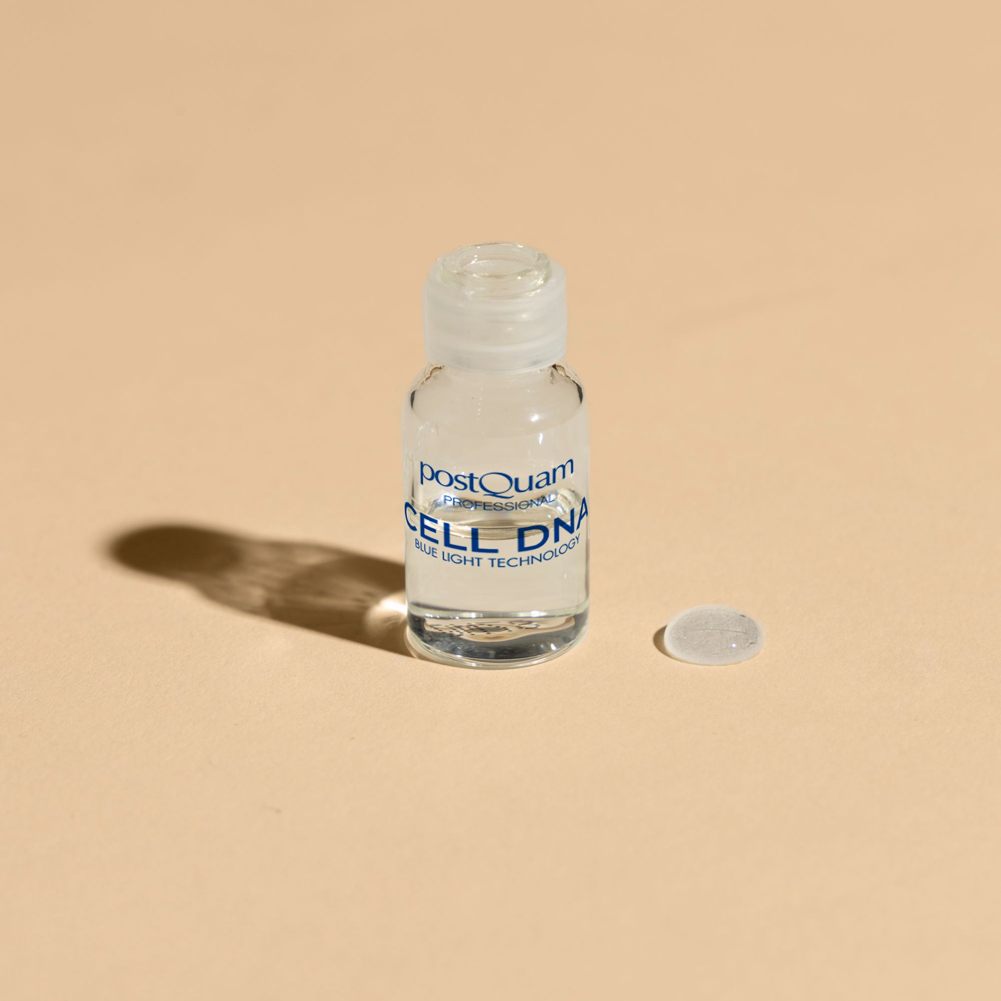 Piccola bottiglia con liquido. Scritta: Postquam, CELL DNA, Blue Light Technology. Una goccia accanto.