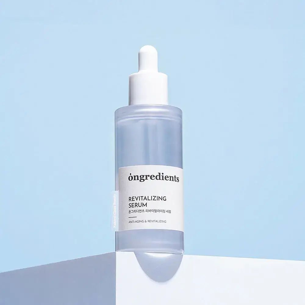 Flacone di siero con tappo bianco e pipetta. Scritta: Ongredients Revitalizing Serum.