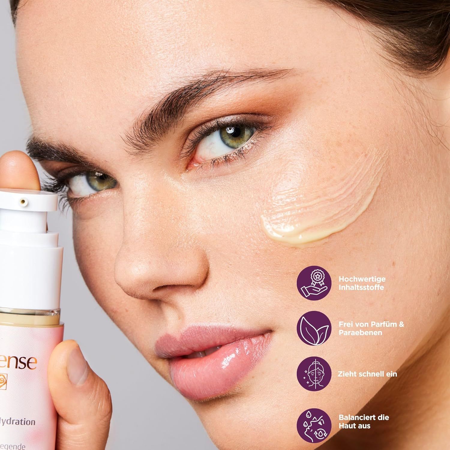 Donna con crema Rosense Supreme Hydration. Flacone rosa con nome e logo del prodotto. Ingredienti di alta qualità. Equilibrio della pelle.