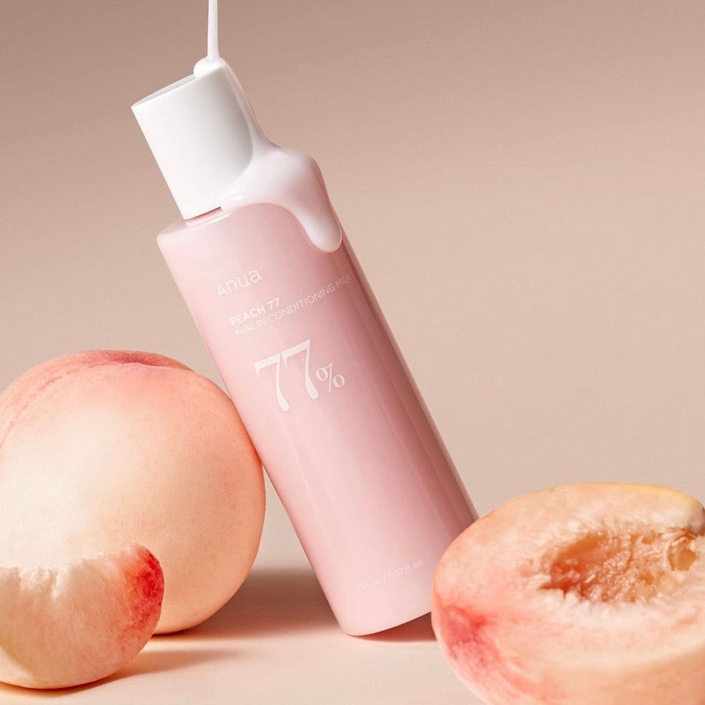 Flacone rosa con tappo bianco e pesche. Scritta: ANUA, PEACH 77% NIACIN CONDITIONING MILK, 77%.